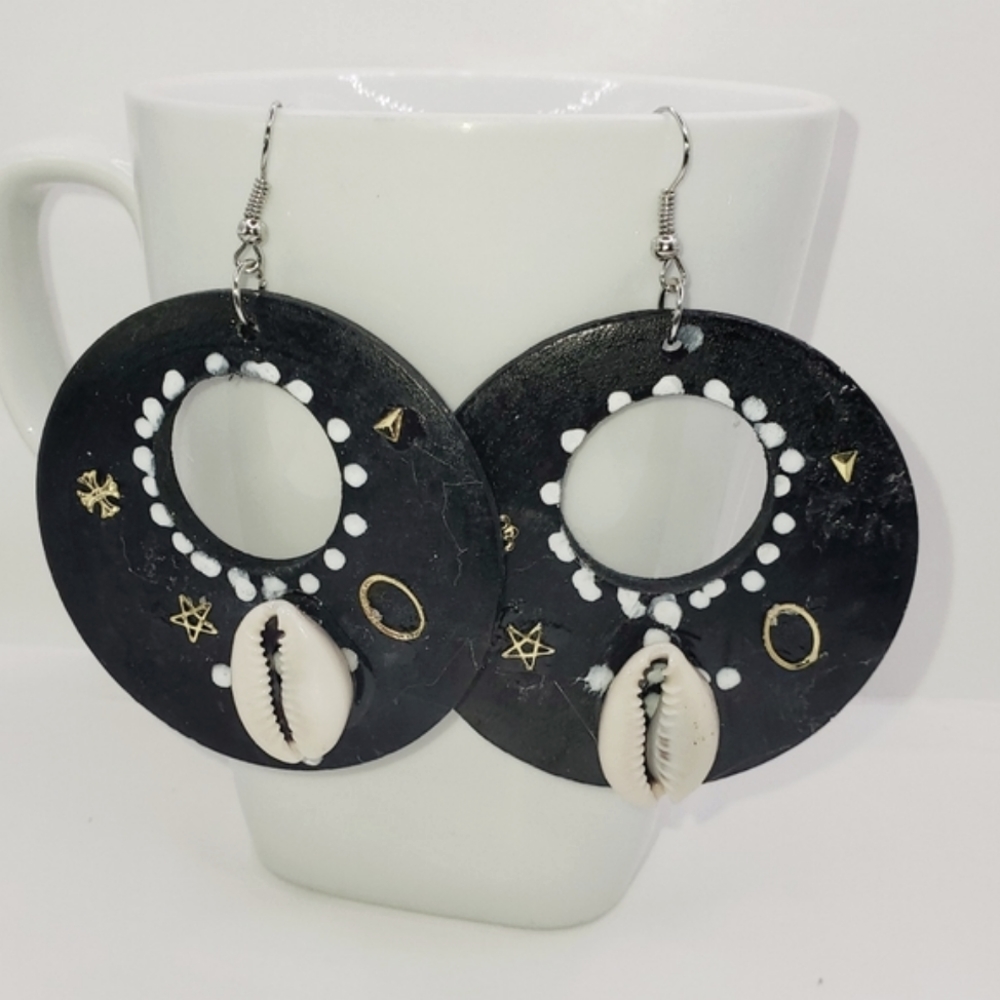Handmade round wooden hoop earrings, round wooden and sea shell dangle earrings - Picture 5 of 6